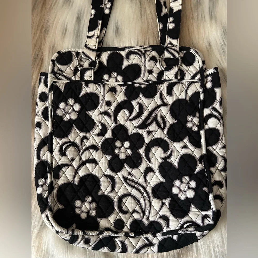 🎁 GIFTED TO MOM 🎁 Black and White Quilted Tote Bag 🖤 - Picture 7 of 9
